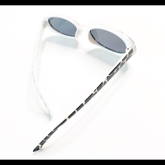 Retro-Inspired Sunglasses - Picture 3 of 4